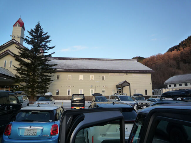 本日オープン初日は駐車場無料で駐車場整理のかたも見えないので、皆さん思い思いの停め方。<br />したがって、朝7時過ぎに到着し、一番近くの第1駐車場は満杯かと思いきや、奥の方に所々空きがある状態です。