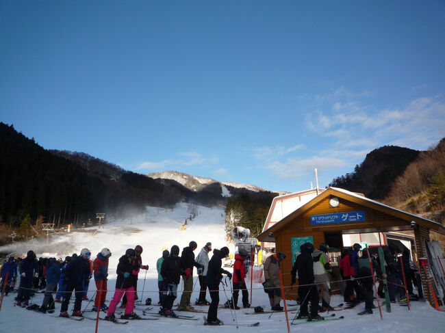 12月13日　岐阜奥美濃のめいほうスキー場のオープンです。<br />朝の青空と共に、8時、リフト運行開始です。<br /><br />周りのスキー場はすでにオープンしているスキー場もありますが、ここめいほうは、オープン時に5,000mのコース全部が滑走可能ですから、魅力的です。<br /><br />風もなく、日が差して、今日は暑くなるかもしれません。