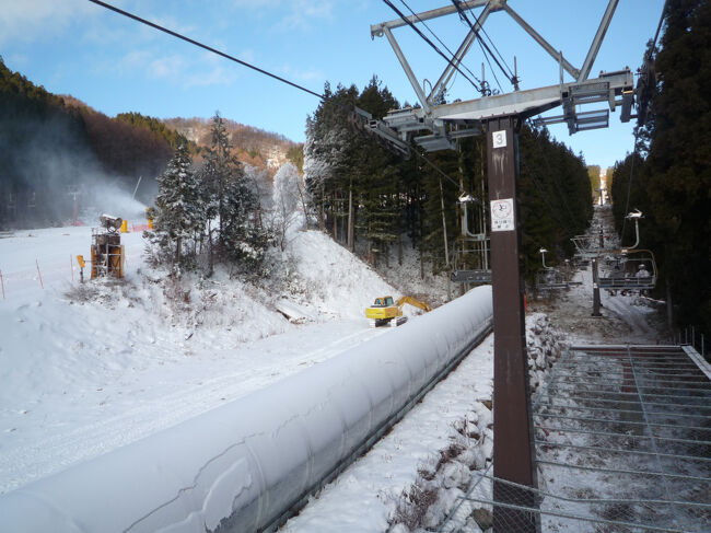 ゲレンデ外は、ほとんど雪が降っていないのであまり雪はありませんが、降雪機でよくぞここまで雪ができたものです。