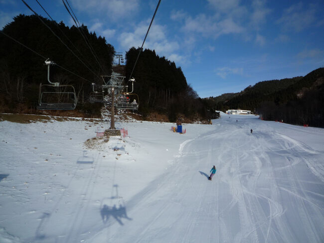 中間地点でも、コース幅の半分は滑走可能です。