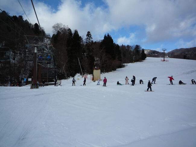 第二クワッドリフトに乗って、さらに、山頂に向かいます。<br />右奥、α1100のコースはまだ閉鎖ですが、まずまず雪ができています。