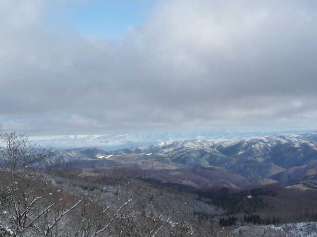 リフトに乗って振り返ると、北アルプス方面は、何とか山容が見えます。<br />御岳は雲の中。<br />リフト待ちをさけている間に、午前9時で、もう、雲が流れてきました。<br />今晩から明日にかけて雨ですから、午前中に日が差すことはなさそうです。