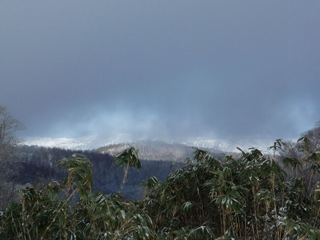 山頂駅に到着し、白山方面を見ると、日の当たる麓がかろうじて雲の合間から見えました。<br />