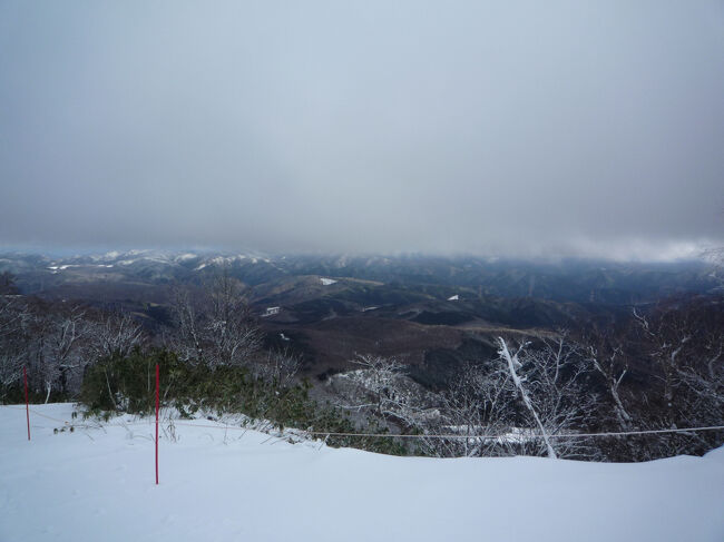 御岳山は低い雲に覆われています。