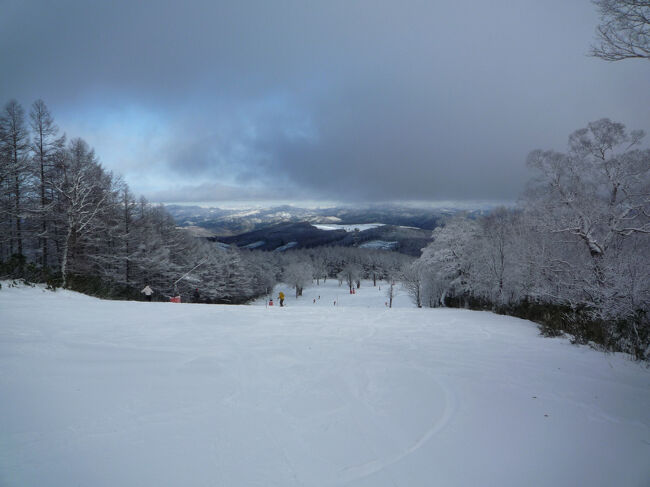 時より雲の合間から青空が見え、周りの木々は樹氷になってきれいです。
