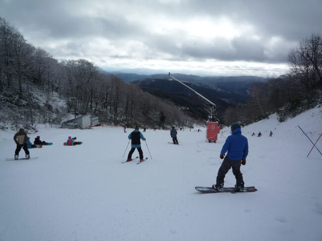 比較的人は少ないとはいえ、コースは１つしかなく、幅も狭くなっていますので、過密状態は避けられません。<br />