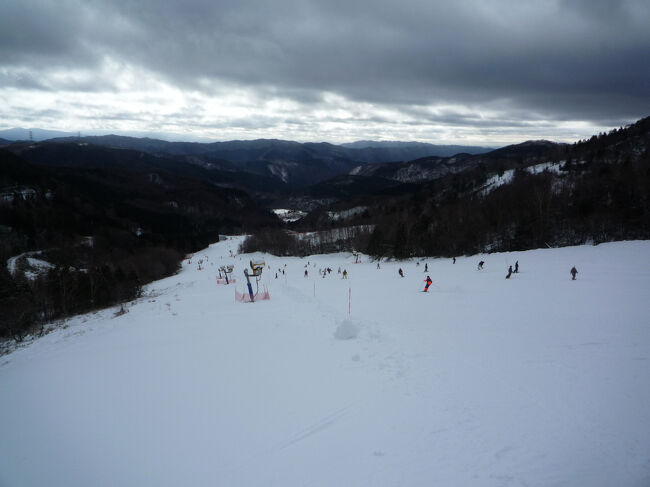 α5000コースのほぼ中間あたり。<br />コース外（左）半分は、滑走可能なのでしょうが、でこぼこで表面が硬く凍っているので、危なくて誰も行きません。