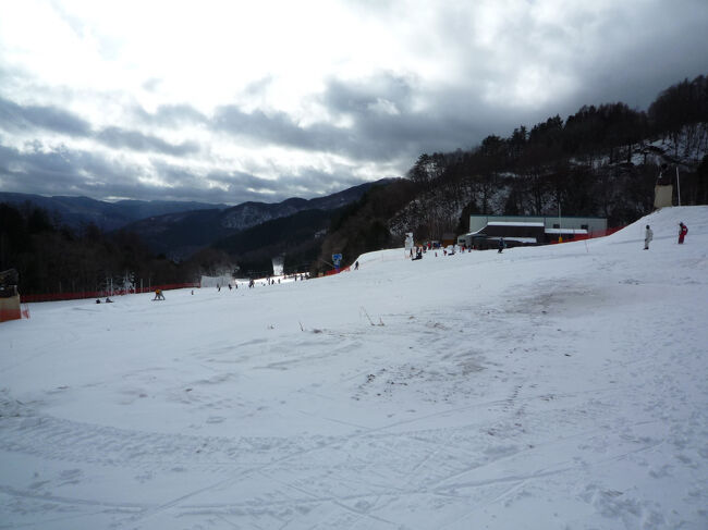 α5000の中間点。<br />レストランはまだ営業していませんが、トイレだけは使用できます。<br />そのトイレまでの通路の雪は明日の雨で下が見えそう。