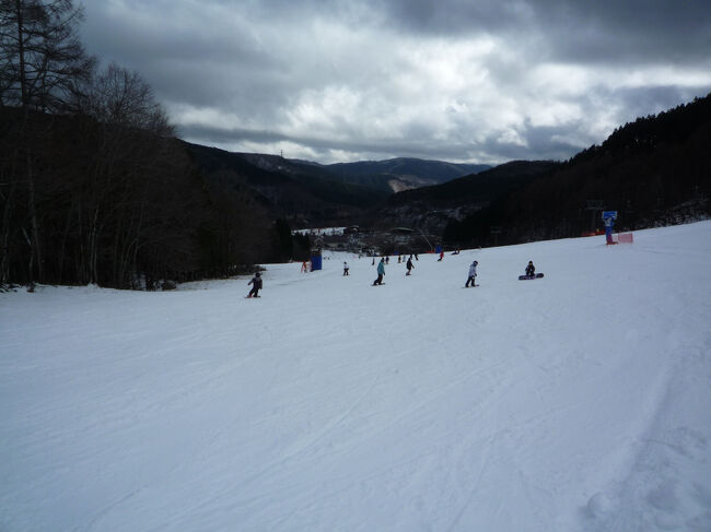 一番下まであと1000ｍ<br />コース半分は滑走可能ですが、ときより人が集中する場所ができるので、減速する時があります。<br />昼頃になると、子供も増えてくるので要注意。