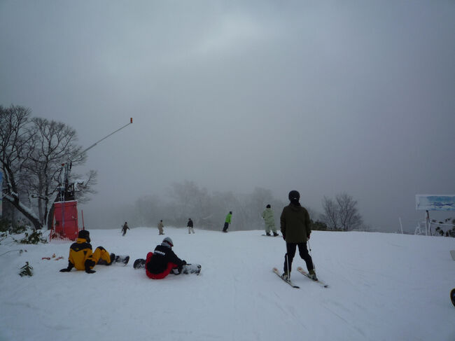 山頂は昼には時よりガスがかかり、視界が利かない時もあります。<br /><br />お昼です。さあ帰ります。