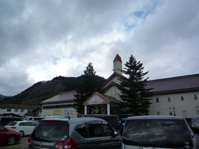 実は今朝、シーズン券についてくる食事券10枚とお札をいれたカード入れを落としてしまいました。<br />とりあえず、チケット売り場の人に聞いてみても、・・・ない。<br />お札も入れてあるので、戻ってこないだろう。<br />一瞬にして最悪の一日に。<br /><br />12時過ぎに帰ることにし、スキー場の人に「帰るときにまた来てみてください」と言われ、それから2時間ほどしかたっていないけれど、ダメもと　で先ほどのチケット売り場を訪ねてみました。<br />すると、なんとありました！　最高の一日に変りました。<br /><br />日本ってなんていい国なんだ！<br /><br />拾って頂いた方、スキー場の方々。本当にありがとうございます。<br /><br /><br />数年前、ここのスキー場ゲレンデで、スマホを拾ってリフトのおじさんに預けたり、空港で搭乗券を拾って空港の巡視の人に預けたり。<br />自分がよくものをなくすので、拾うと「これ無くすと絶対困るな」と身に染みて感じます。<br />そのお礼が、今回来たのかな。<br /><br />良いことも悪いこともいつか自分に返ってくる。<br /><br />普段の行いと同じことが、自分に降りかかってくる。<br /><br />そのようなな気持ちで日々を過ごそうと、再認識したとてもいい一日でした。<br />