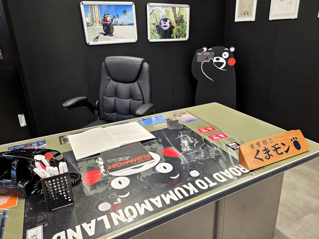 くまモン部長のデスク。