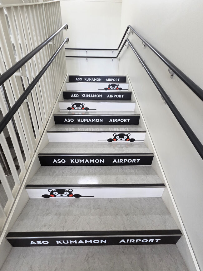 展望デッキへの階段にもくまモン。