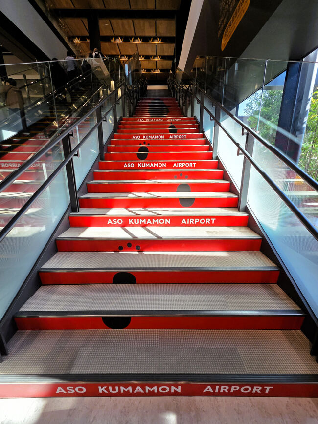 1Fから3Fの保安検査場に向かう階段にも…