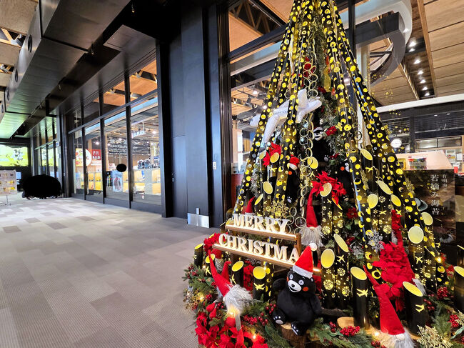 クリスマスツリーにもくまモンがいますね。