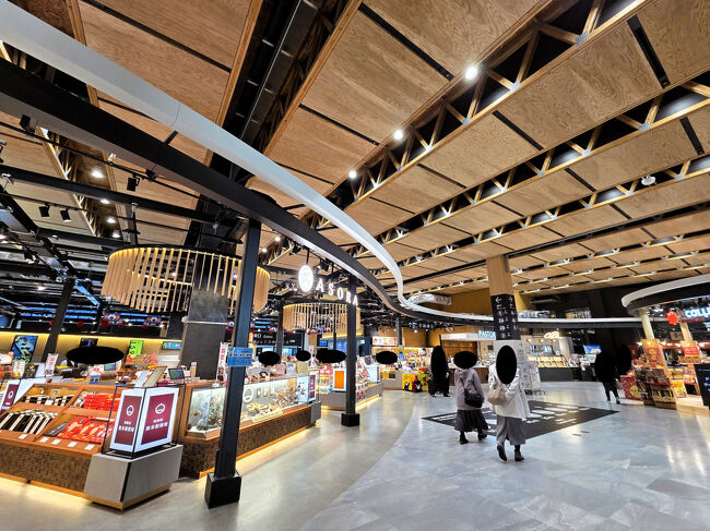 出発ロビーにはお土産屋さんが並んでいました。