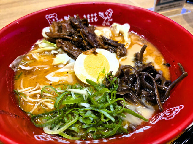 「桂花」と迷った末、「味仙」の豚骨ラーメンを美味しくいただきました。