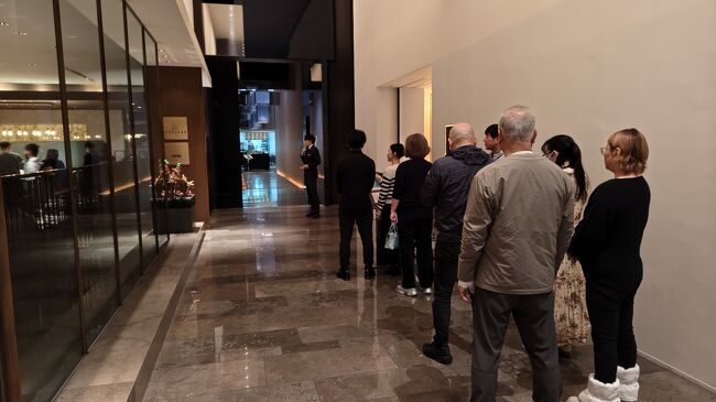 朝食は、ホテル28階のオールデイダイニングレストラン「セリーズ」へ行きます。<br />朝8:40頃、4組待ちでした。<br />ダイヤモンド会員優先レーンはありません。<br />