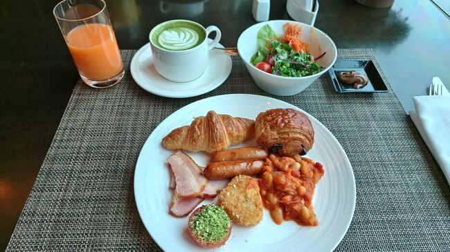 ビュッフェ料理は、洋食を中心に選択しました。<br />飲み物は、ホット抹茶ラテをお願いしました。