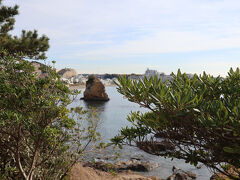 12:37　秋谷の立石、高さ12ｍ周囲30ｍの巨岩