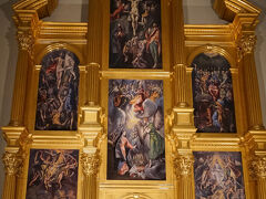 プラド美術館では写真撮影不可だったので、大塚国際美術館での写真です。
エル・グレコの大祭壇衝立画復元 。「大塚国際美術館」ならではの展示です。
かつてスペインのマリア・デ・アラゴン学院にはエル・グレコの大祭壇衝立画がありましたが、19世紀初頭のナポレオン戦争で破壊され四散し、現在では幻の祭壇画となっています。スペインのプラド美術館にあるエル・グレコの5点の作品「キリストの 復活」（左上）、「キリストの磔刑（たっけい）」（中央上）、「受胎告知」（中央下）、「聖霊 降臨」（ 右上）にルーマニア国立美術館の「羊飼いの礼拝」（左下）を加え原寸大で推定復元したものです。