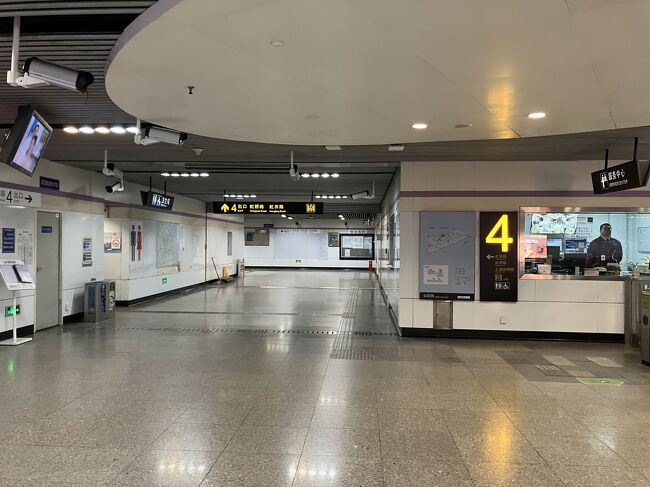 構内図を見て4番出口へ。