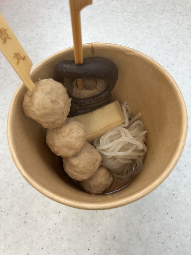 鶏団子つみれ串、しいたけ串、厚揚げではなく高野豆腐に近い。しらたき(糸こんにゃく)。おでんつゆは若干違う(醤油じゃない？)けど悪くなかった。9.53元
