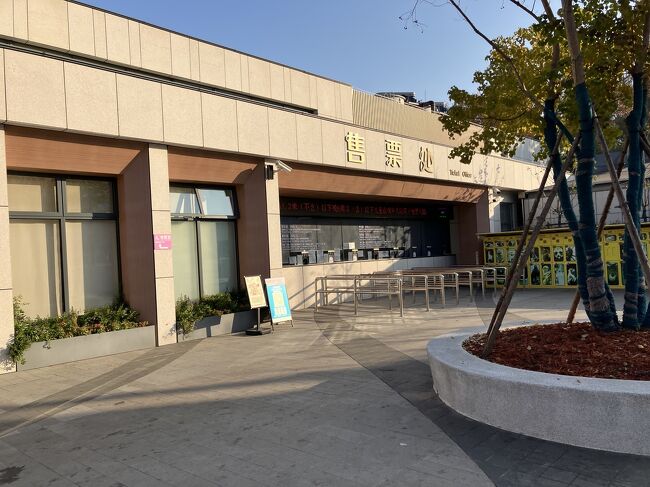 チケット売り場でアリペイで支払う。朝早いので何も並んでいない。40元