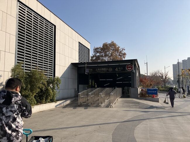 地鉄１０号でホテルまで行ってチェックアウトして深圳に向かう。