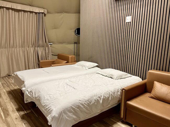 シングルベッドが２つ。<br />両サイドにソファーベッド。<br />かなり大型なドームです。