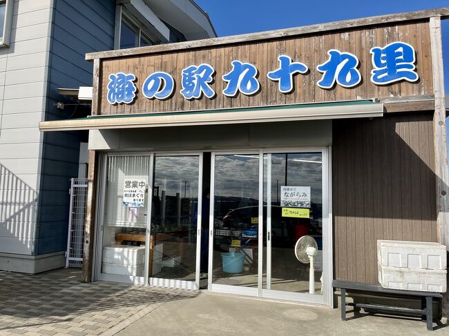 別棟に鮮魚コーナもあります。<br />アジ、タイなどが並んでいました。目の前の漁港から、軽トラでイワシが運ばれてくる場面も！