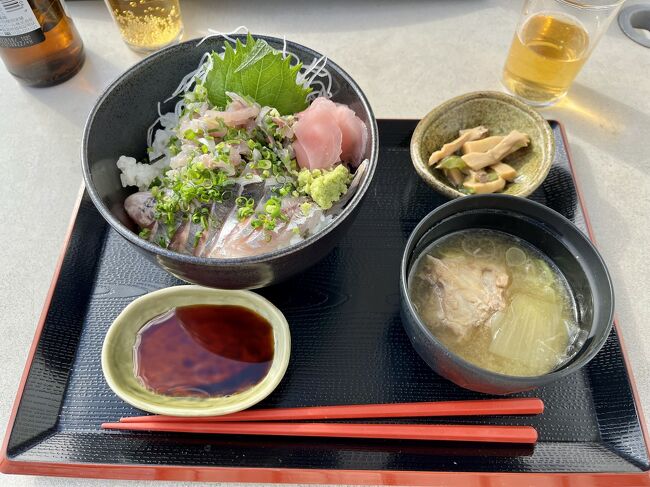 ２階はフードコート<br />１０：００～３店舗が営業中。<br />ペット同伴可の屋外デッキでブランチ。<br /><br />「わたしの店」のアジ刺身とたたき丼　<br />通常は酢飯ですが、私は白飯でお願いしました。<br />新鮮でシンプルに美味い！お値段も良心的です。<br />