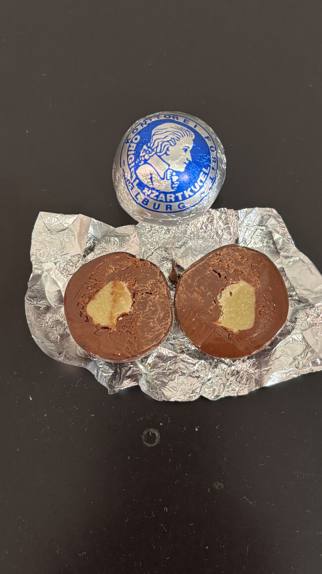 切ってみると中にはマジパンがはいているみたい。<br />美味しかった。