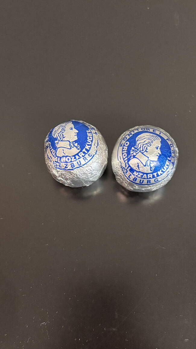 これが、平たい場所のない、完璧に球形をしたチョコレート。