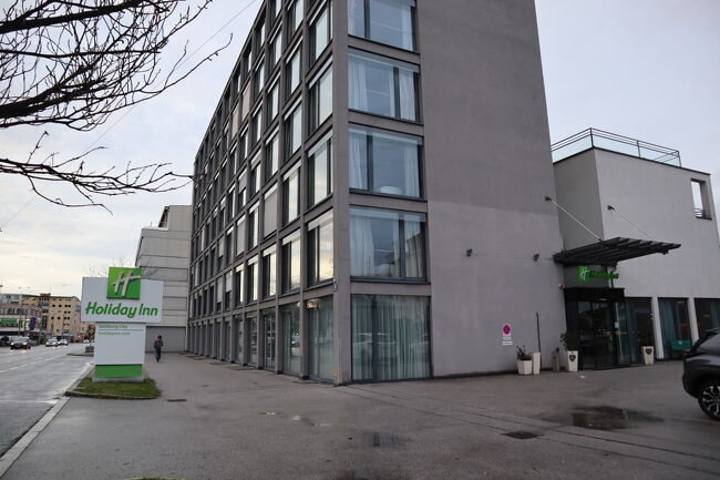 1泊お世話になるホリデーインザルツブルクシティ<br />チェックインは15時からで、荷物預けて出発します<br />すぐ近くにバス停があり、私は2番のバスをよく利用していました