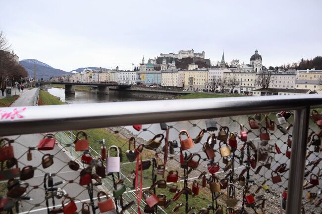 橋を渡って旧市街へ<br />奥にはホーエンザルツブルク城塞