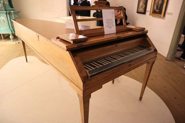 よく見ると鍵盤の色が違う<br />この時代、18世紀頃は逆だったと教えてくれました