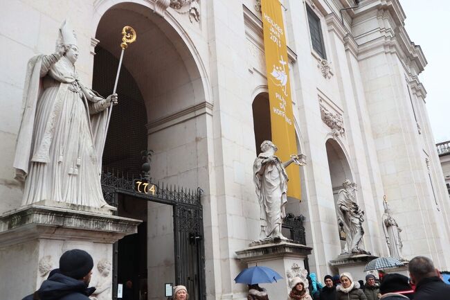 ザルツブルクに着いてから1番ここが賑わってます<br />中へ入りましょう