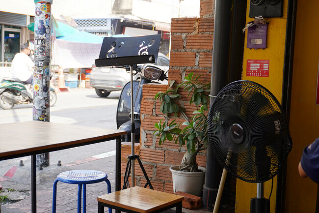 店頭に置かれた譜面台。<br />メニュー置きがわり？