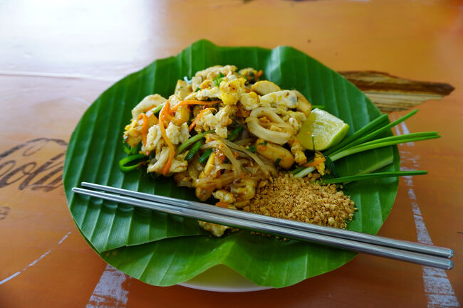 注文したのはイカのパッタイ。<br />盛り付けがおしゃれ！<br /><br />結構辛かったけど、王道っぽいお味でおいしかったです。<br />ナッツたっぷりなのもいい。<br /><br />＊イカのパッタイ：70バーツ（約315円）