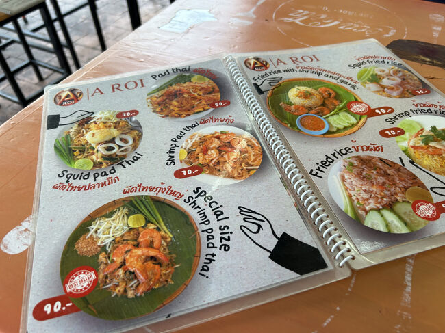 紙のメニューは英語と写真付きでわかりやすい。<br />ご飯から麺まで、色んなメニューがリーズナブルに食べられそう。