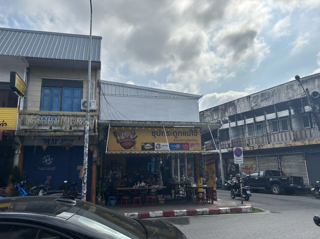 朝食はチェンマイ門近くのお店でいただきます。