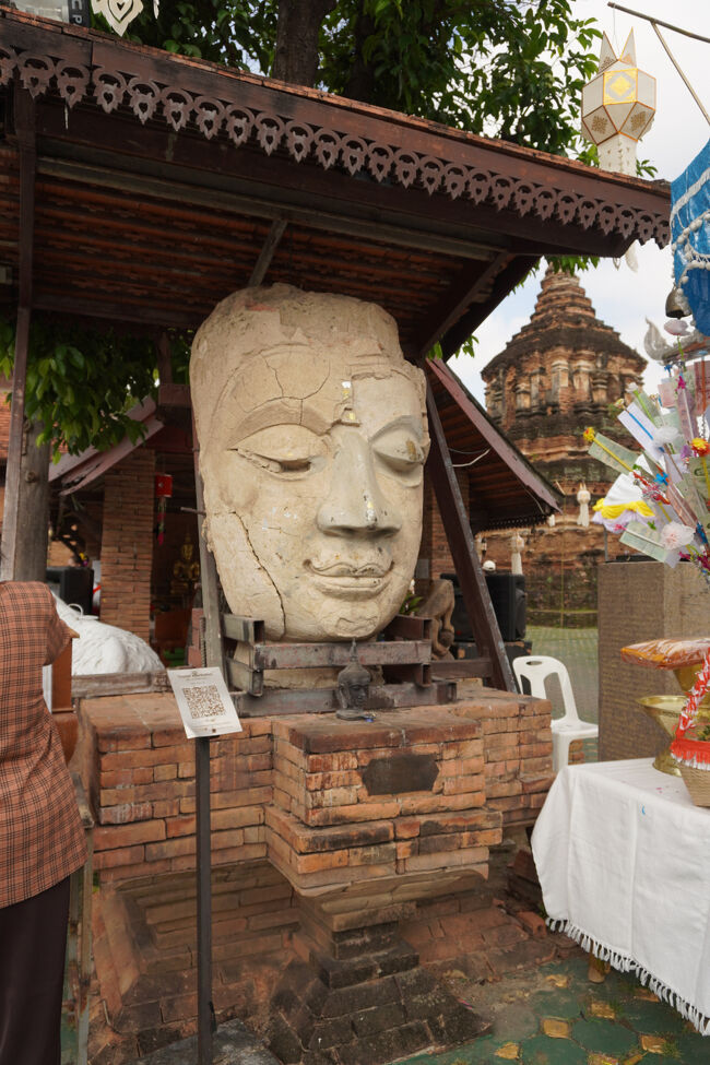 頭部だけの仏像。