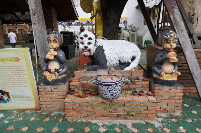 凄いビジュアルの像がありました。<br /><br />シーフーハーターという4つの耳５つの目を持つ怪物で、熱い炭を食べて金の糞をするらしい。<br />調べてみると、チェンライ県の寺院での伝説が発祥で、地域によって熊っぽかったり猿っぽかったりするそうです。<br />金運アップの縁起物として、特にタイ北部で見られるものとのこと。