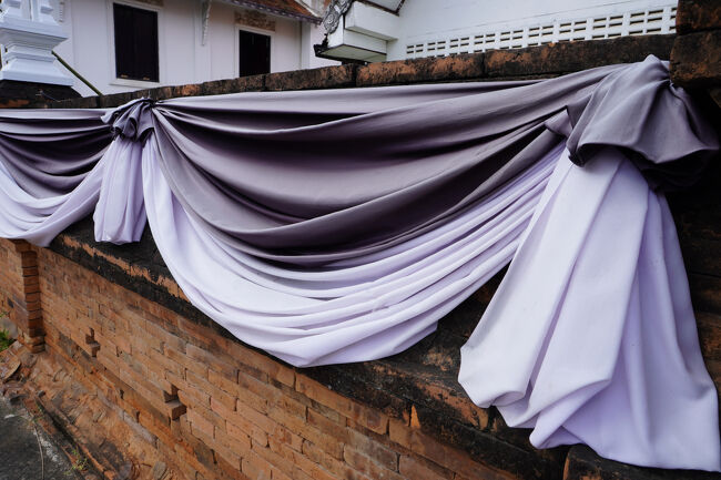本堂で何かの式典が行われそうだったので、私は出てきました。<br />外壁にも布がたっぷりと掛けられています。<br />