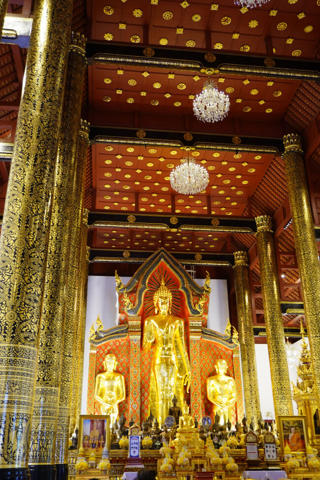 天井が高い。<br />大きな三体の像の手前にもずらりと仏像が並んでいます。