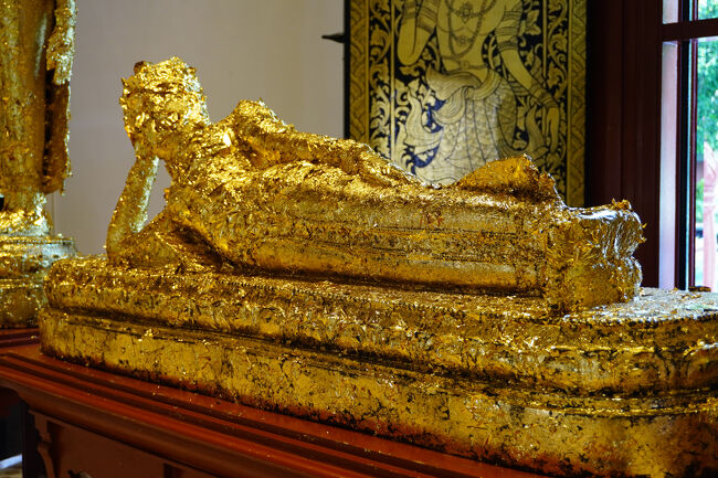 お堂の端にはたくさんの金箔が貼られた像がありました。