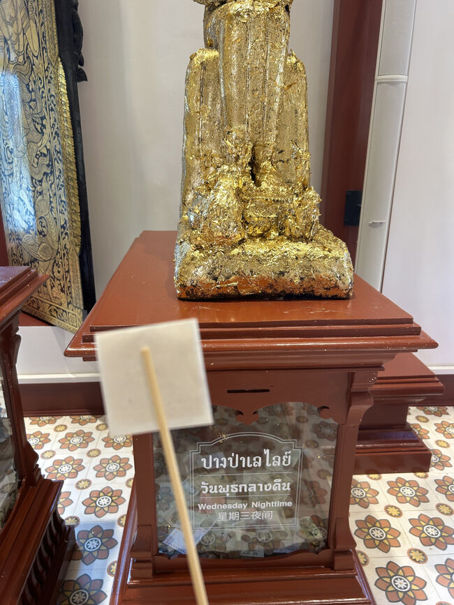 自分の生まれた曜日ごとに仏像が分かれています。<br />誕生日を調べると私は水曜生まれだったのですが、なんと水曜だけ昼と夜に分かれている…！親の話を思い出し、恐らく夜生まれだろうということに。<br /><br />お願いごとというか、決意表明のようなことをしながら手を合わせます。