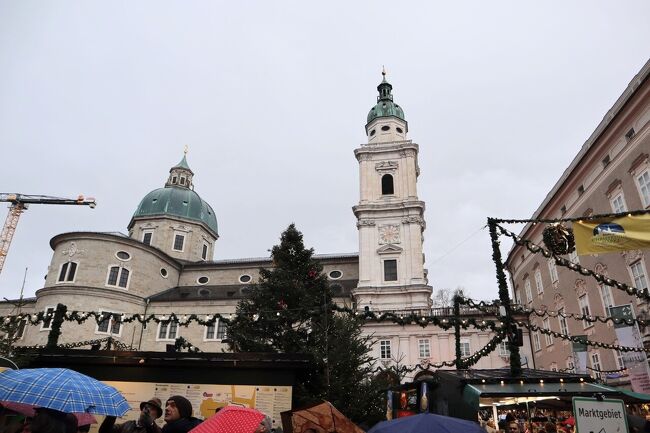 ザルツブルク大聖堂<br />クリスマスマーケットがやっていました