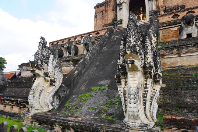 仏塔の中には金色の座像が見えます。<br /><br />仏塔の周りを時計回りに三周まわるのがタイのお参りの仕方だそうですが、これだけ塔が大きいと三周まわるのは結構大変そう。